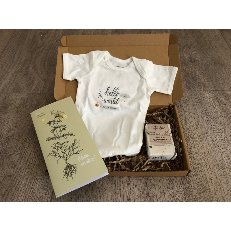 Brievenbuspakketje met rompertje, zeep voor de baby en bloemzaadjes kaart.